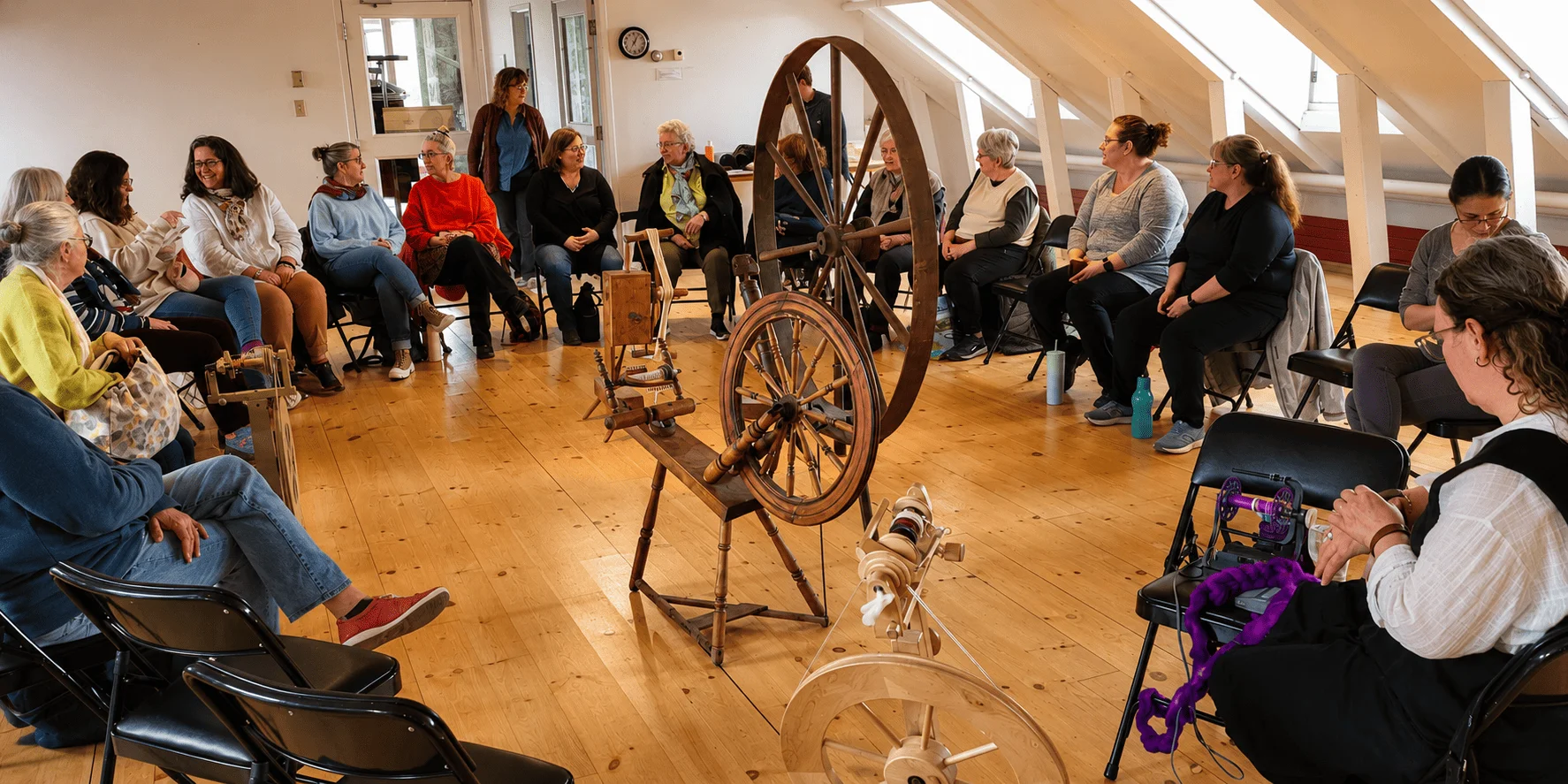 Cercle d'atelier autour de rouets et de fibres naturelles