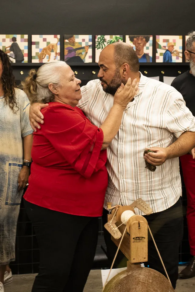 Marcelo Martins enlace une participante après la performance