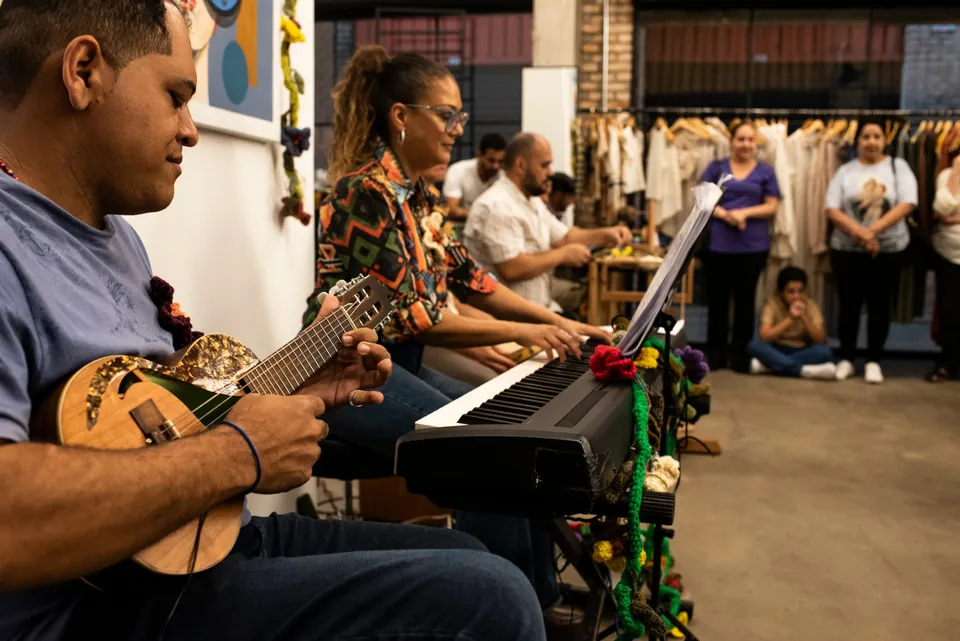 Gros plan sur les musiciens de la performance Passos