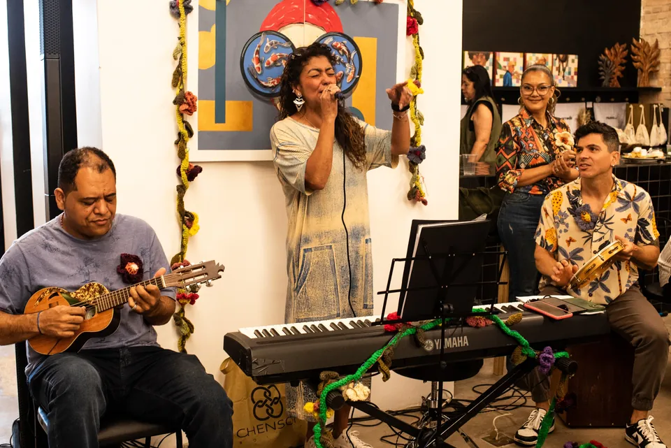 Musiciens au milieu d’installations textiles à Belo Horizonte