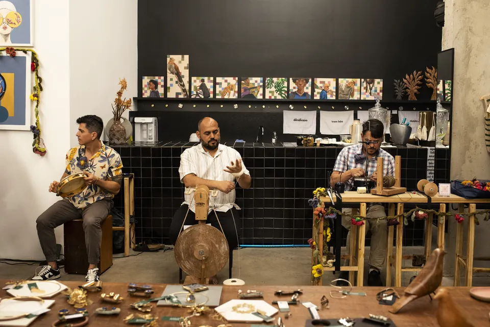 Marcelo Martins file en mouvement pendant la performance
