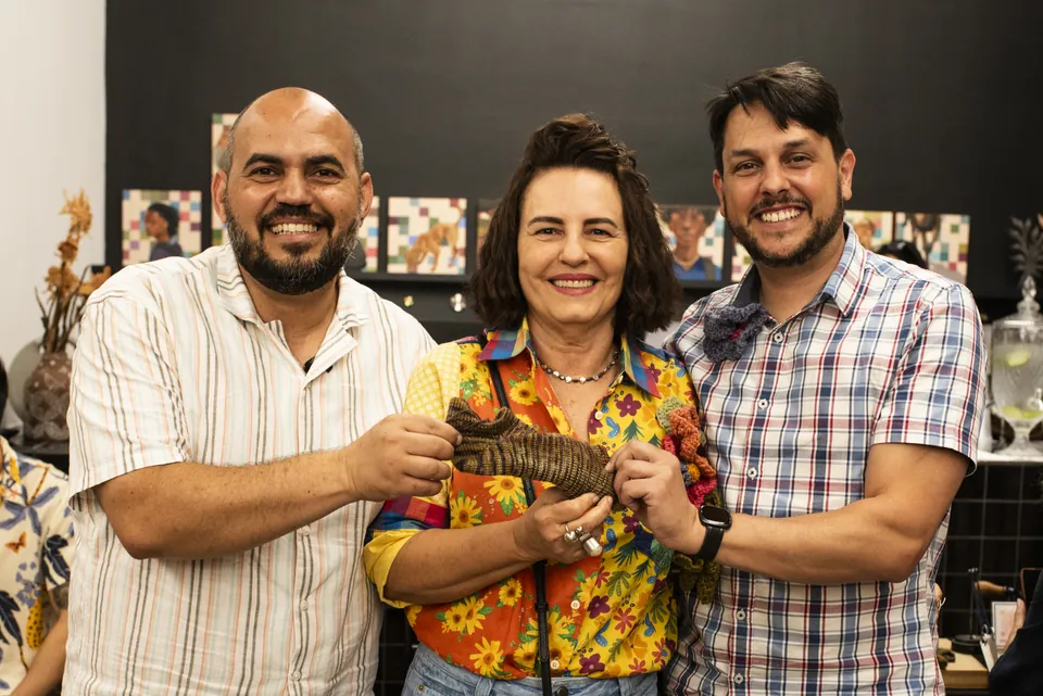 Marcelo Martins et ses partenaires tiennent une pièce textile