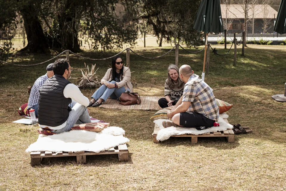 Conversation collective en plein air à Campos do Jordão