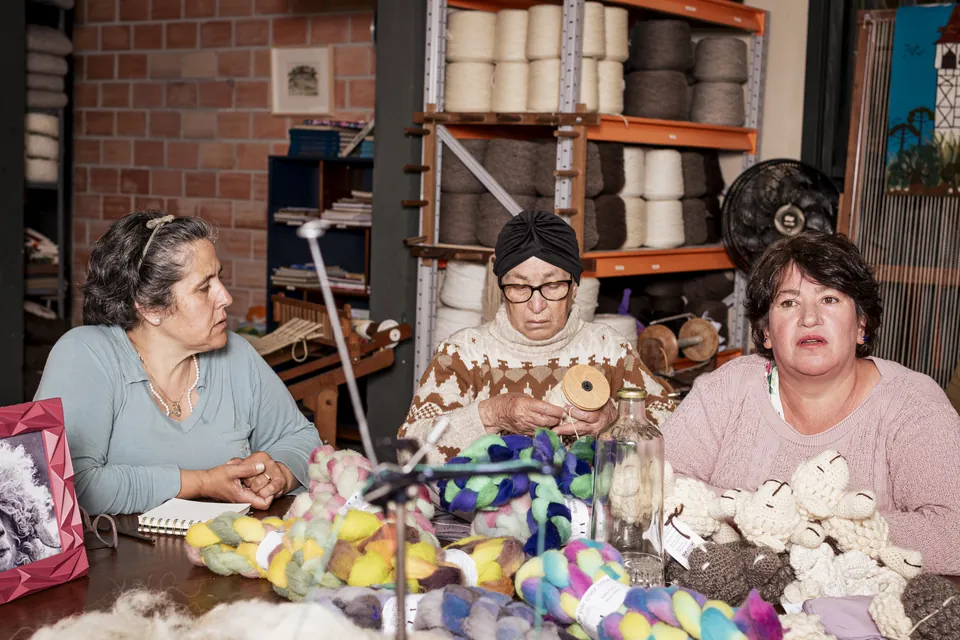 Femmes réunies autour d’une table avec des fibres textiles