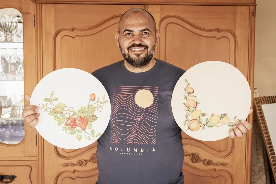 Marcelo Martins présente des broderies florales terminées
