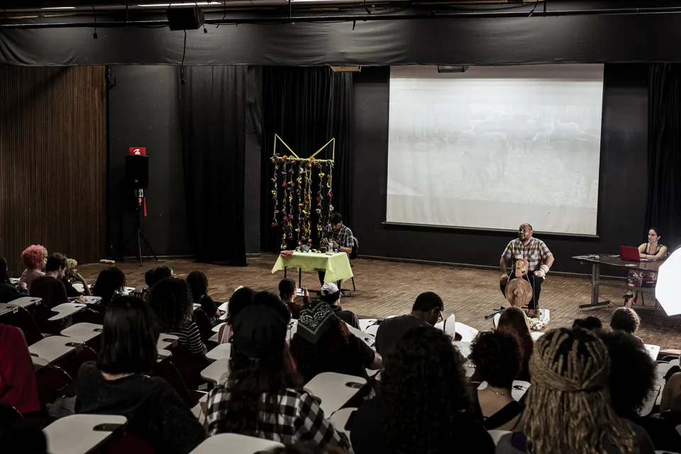 Marcelo Martins fait une démonstration dans un auditorium de l’UFMG