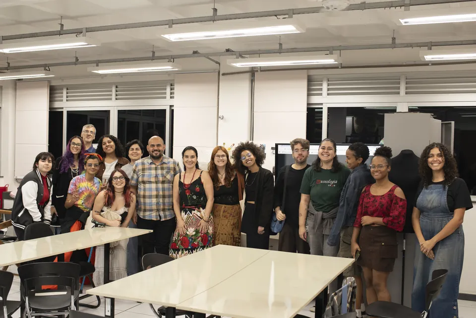 Marcelo Martins avec un groupe d’étudiantes et étudiants à l’UFMG