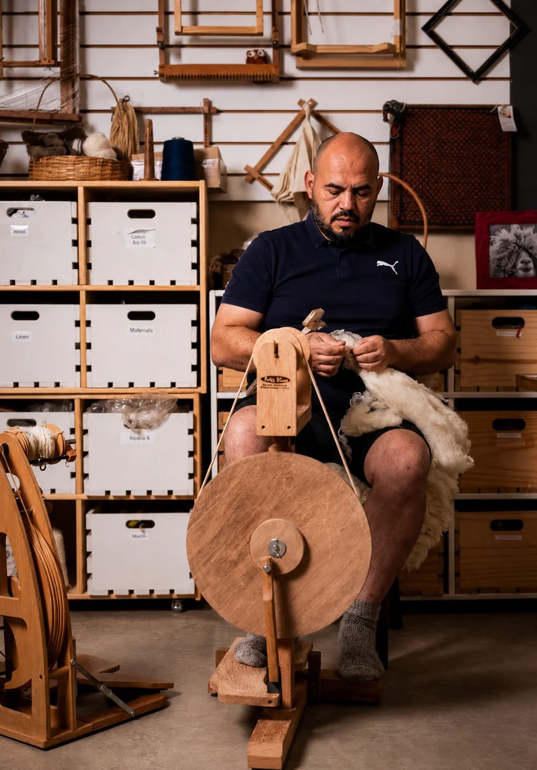 Marcelo Martins travaillant au rouet dans son atelier